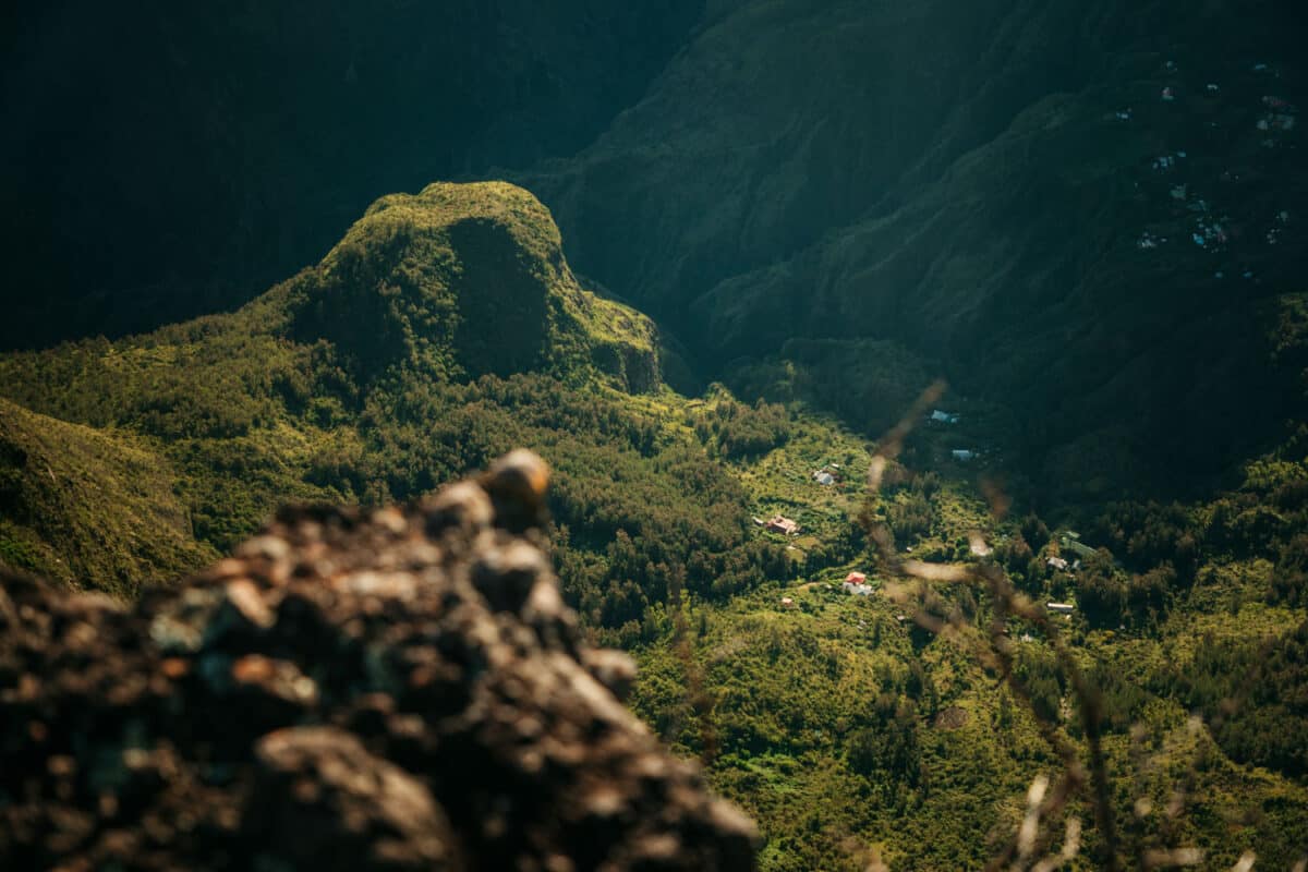 Vue plongeante sur le cirque de Mafate depuis le belvédère du Maïdo, à La Réunion