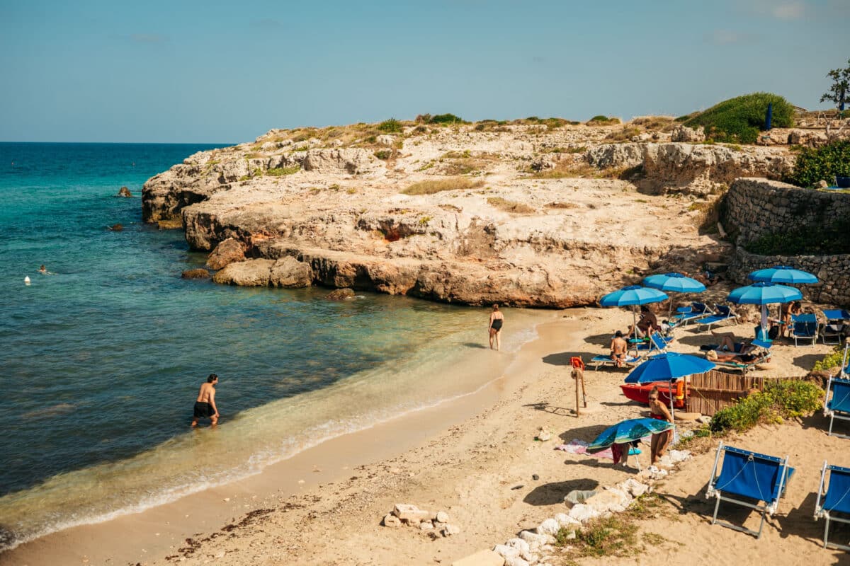 Calanques à l'eau turquoise au sud de Monopoli, accessibles en Vespa