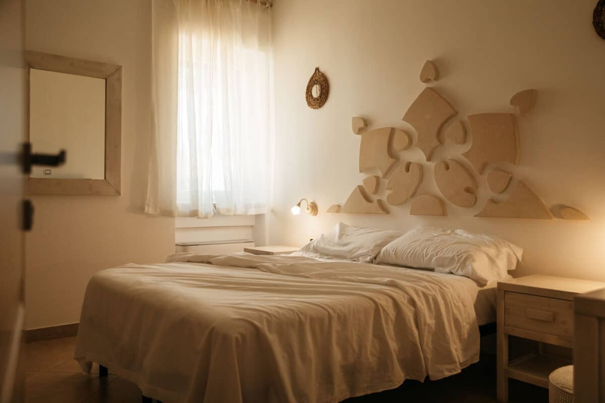 Chambre spacieuse et sobre de la Masseria Don Sante, Fasano