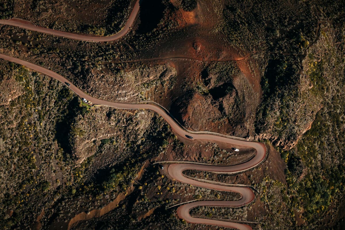 Enclos Fouqué et coulées de lave du Piton de la Fournaise vus depuis un hélicoptère