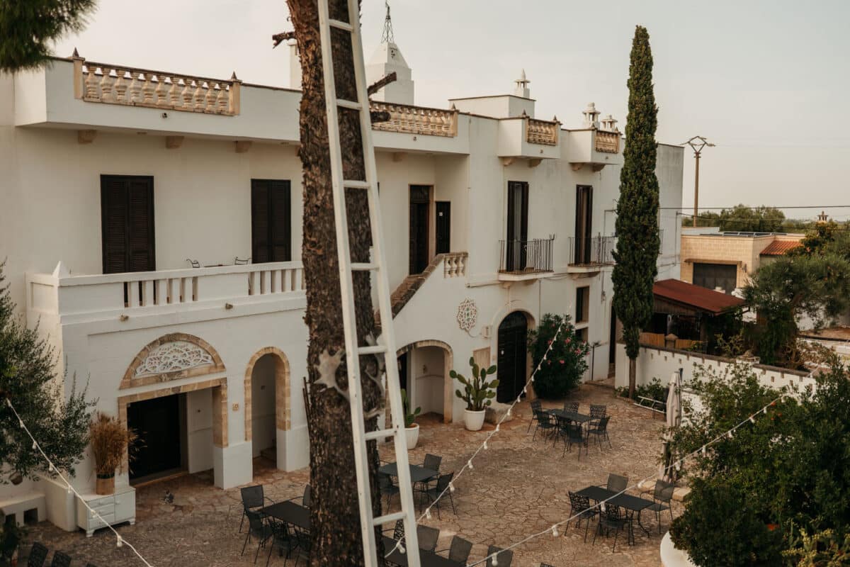 Cour intérieure à la chaux blanche de la Masseria Don Sante, Fasano