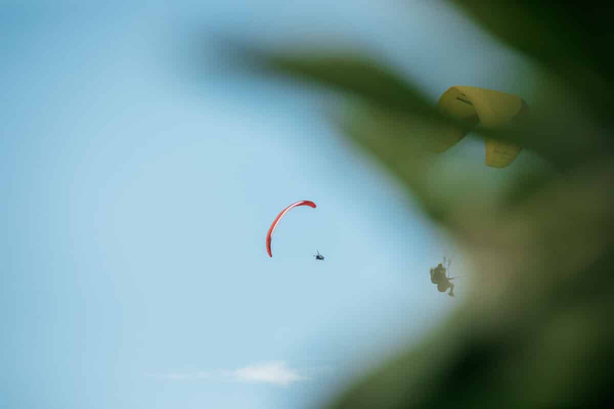 Voile de parapente au décollage sur les hauteurs de Saint-Leu, face à l'océan Indien