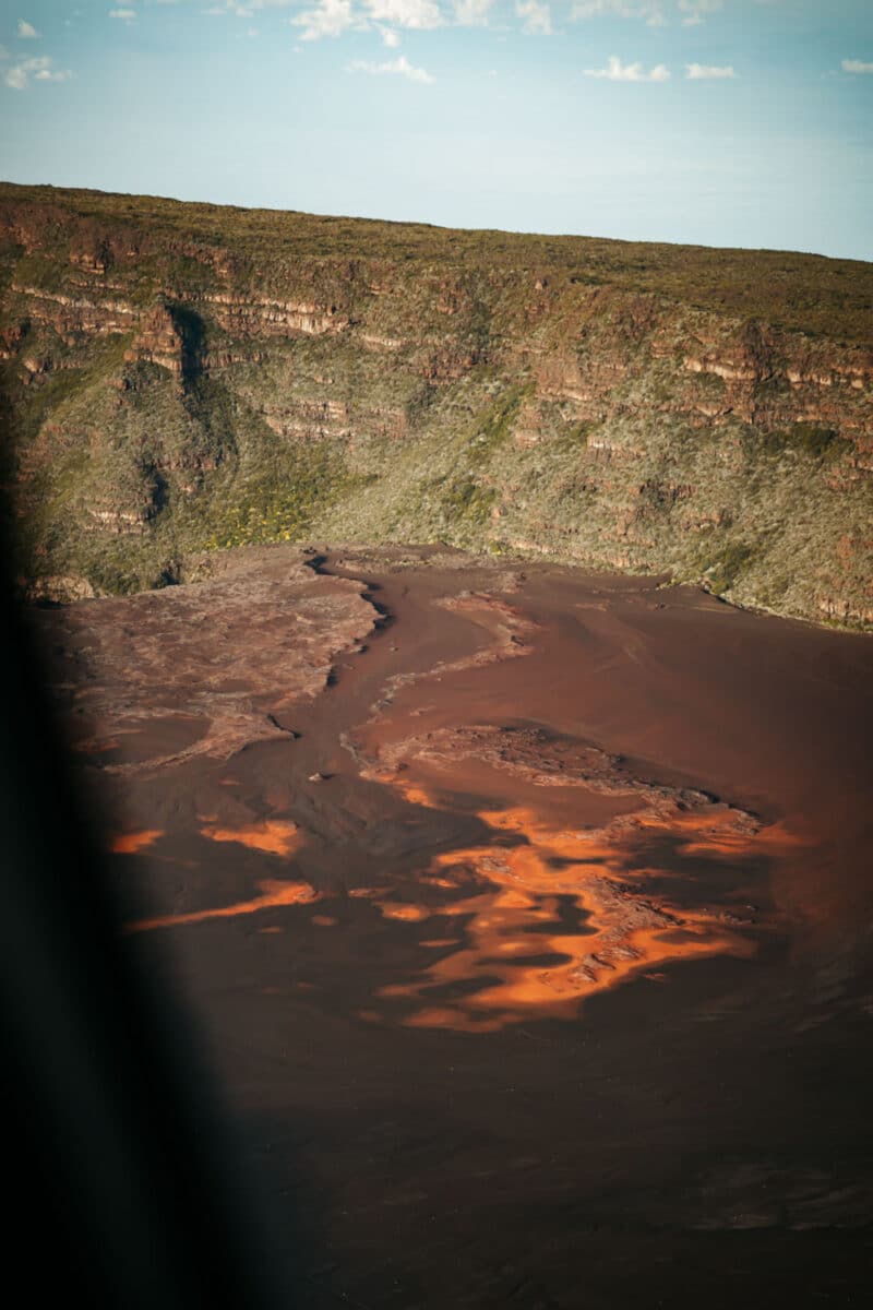 Enclos Fouqué et coulées de lave du Piton de la Fournaise vus depuis un hélicoptère