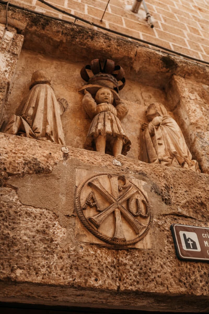 Détail d'architecture ancienne dans le centre historique de Monopoli