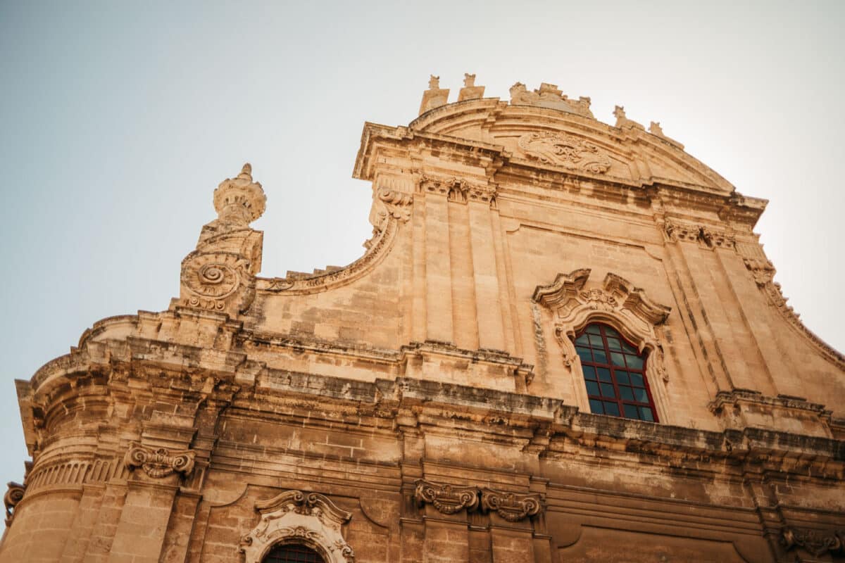 Façade d'une église du centre historique de Monopoli, Pouilles
