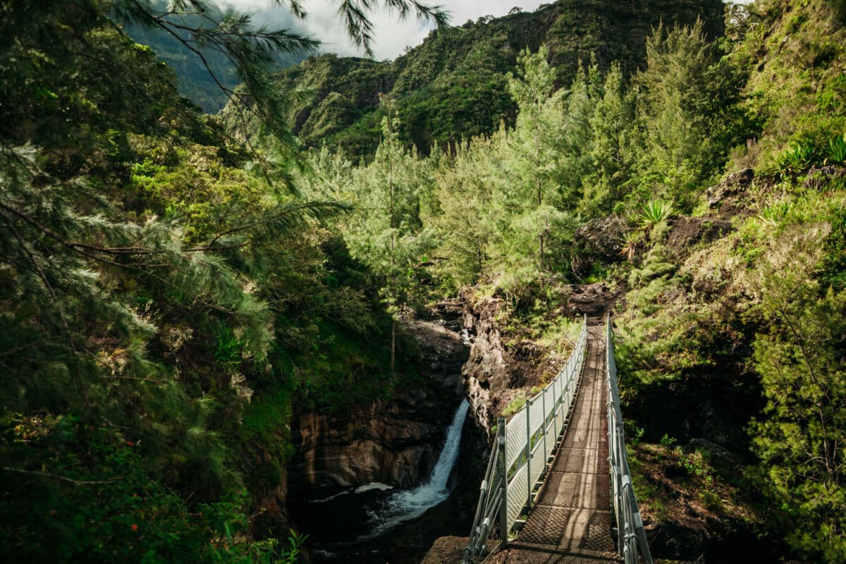 Crêtes et ravines du cirque de Mafate sous un ciel dégagé