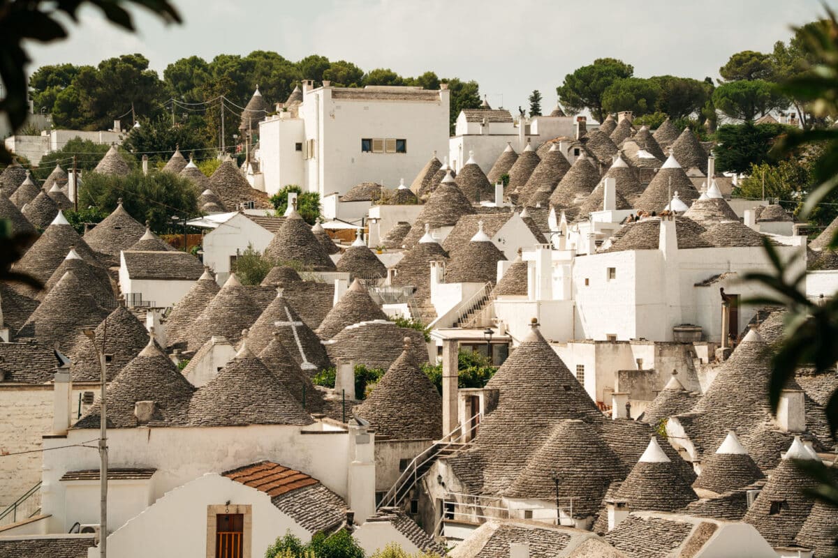 ue panoramique sur les toits coniques des trulli d'Alberobello