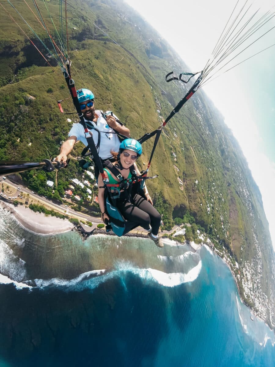 Parapente en vol au-dessus du lagon et de la barrière de corail de Saint-Leu, à La Réunion