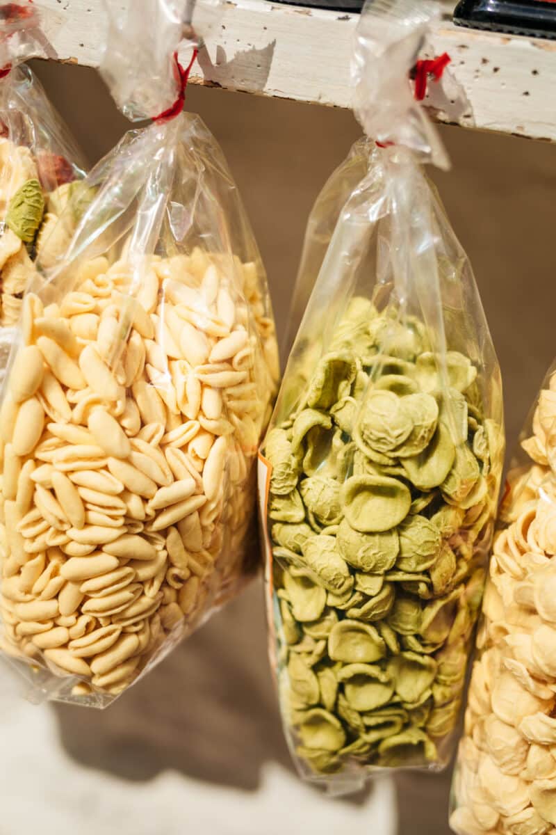 Sachets d'orecchiette, pâtes traditionnelles des Pouilles à ramener en souvenir