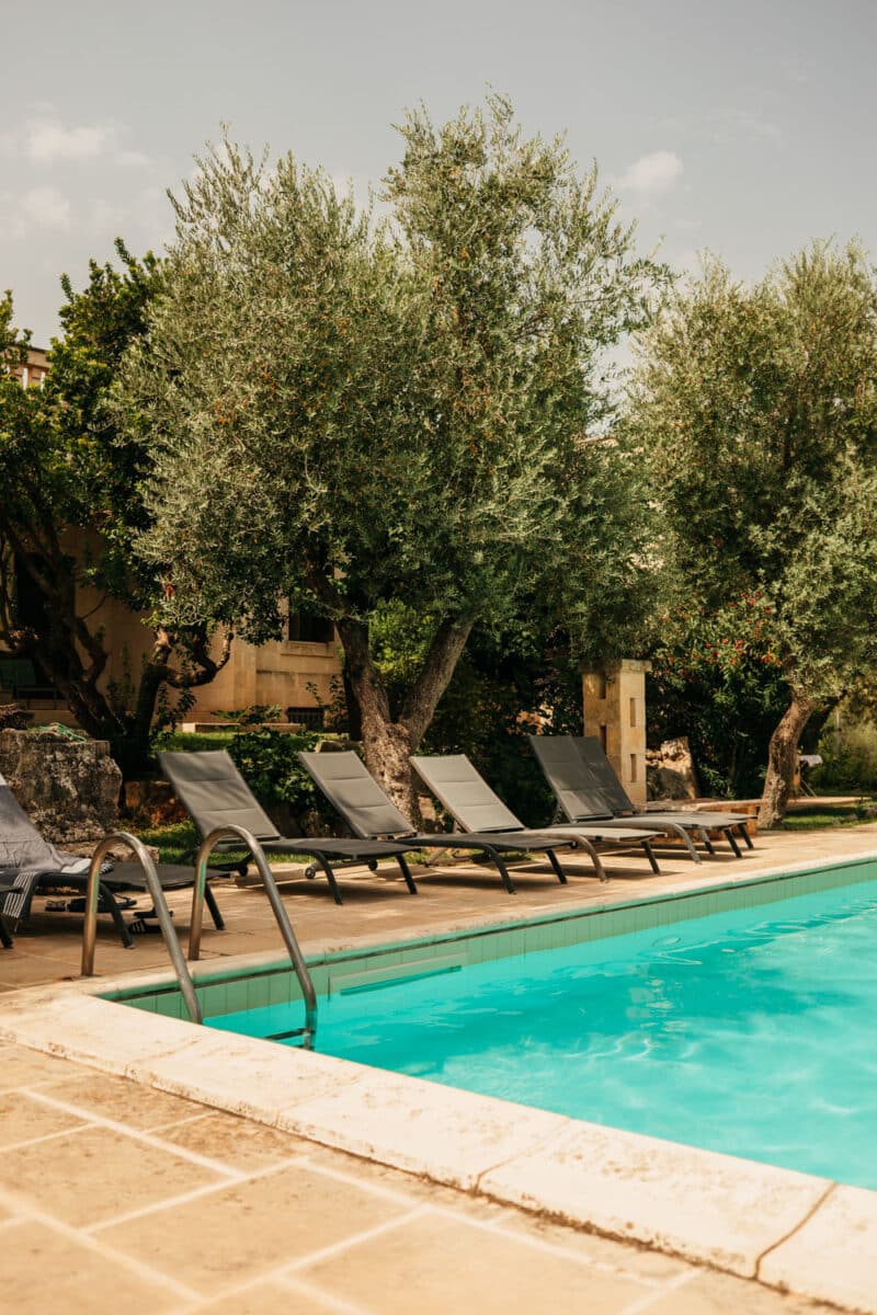 Piscine déserte de la Masseria Don Sante un matin d'été dans les Pouilles