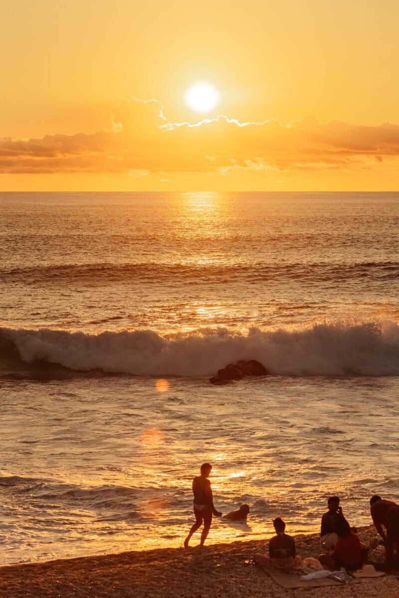 Plage de sable blond de Boucan Canot bordée de cocotiers, sur la côte ouest de La Réunion