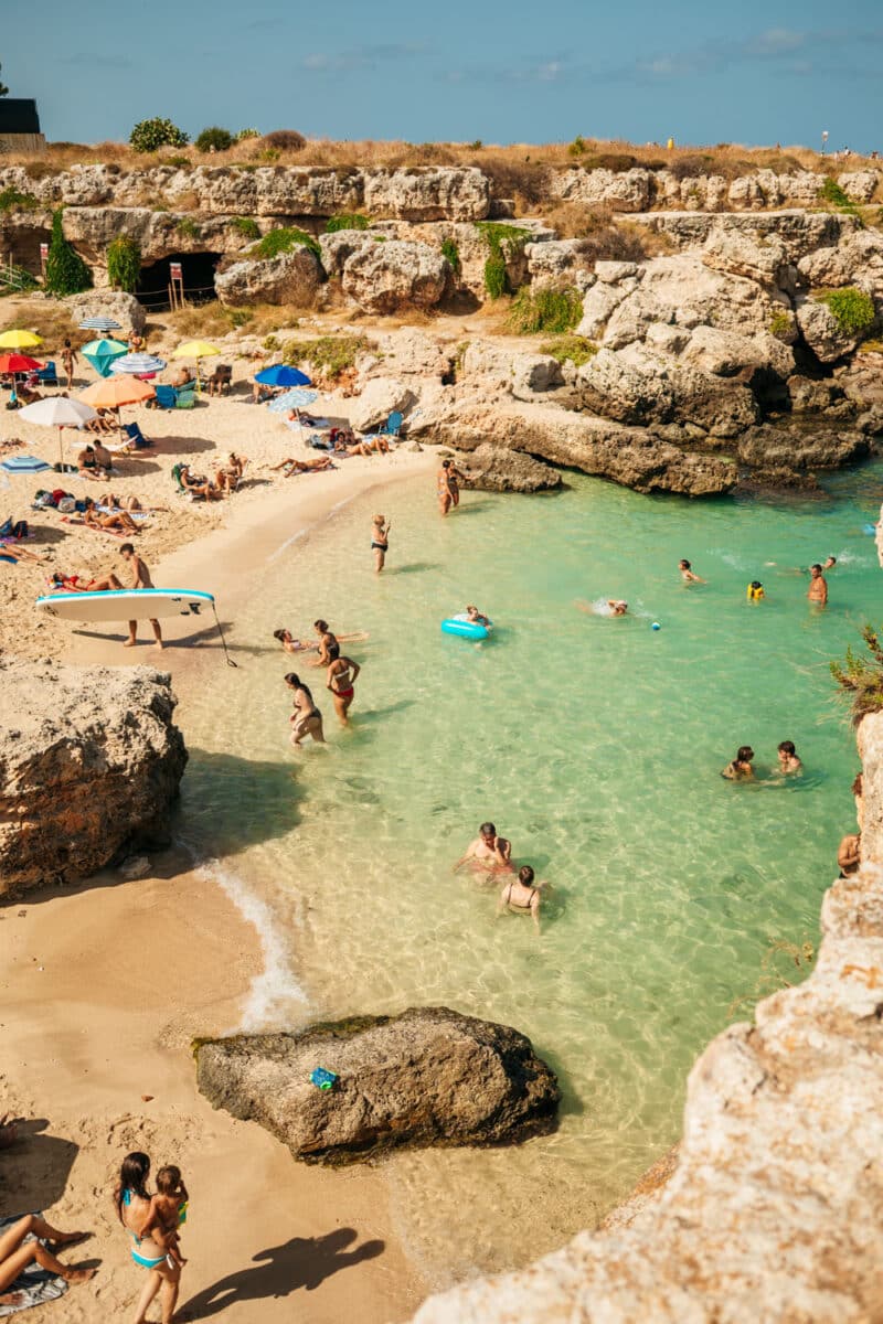 Plage à l'eau turquoise à proximité de Monopoli, Pouilles