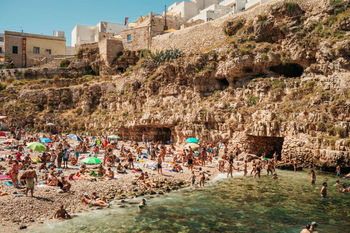 Plage célèbre de Polignano a Mare, encadrée par les falaises