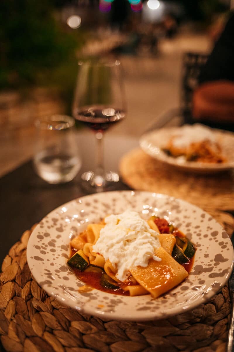 Pâtes typiques des Pouilles, servies avec une sauce tomate et de la stracciatella