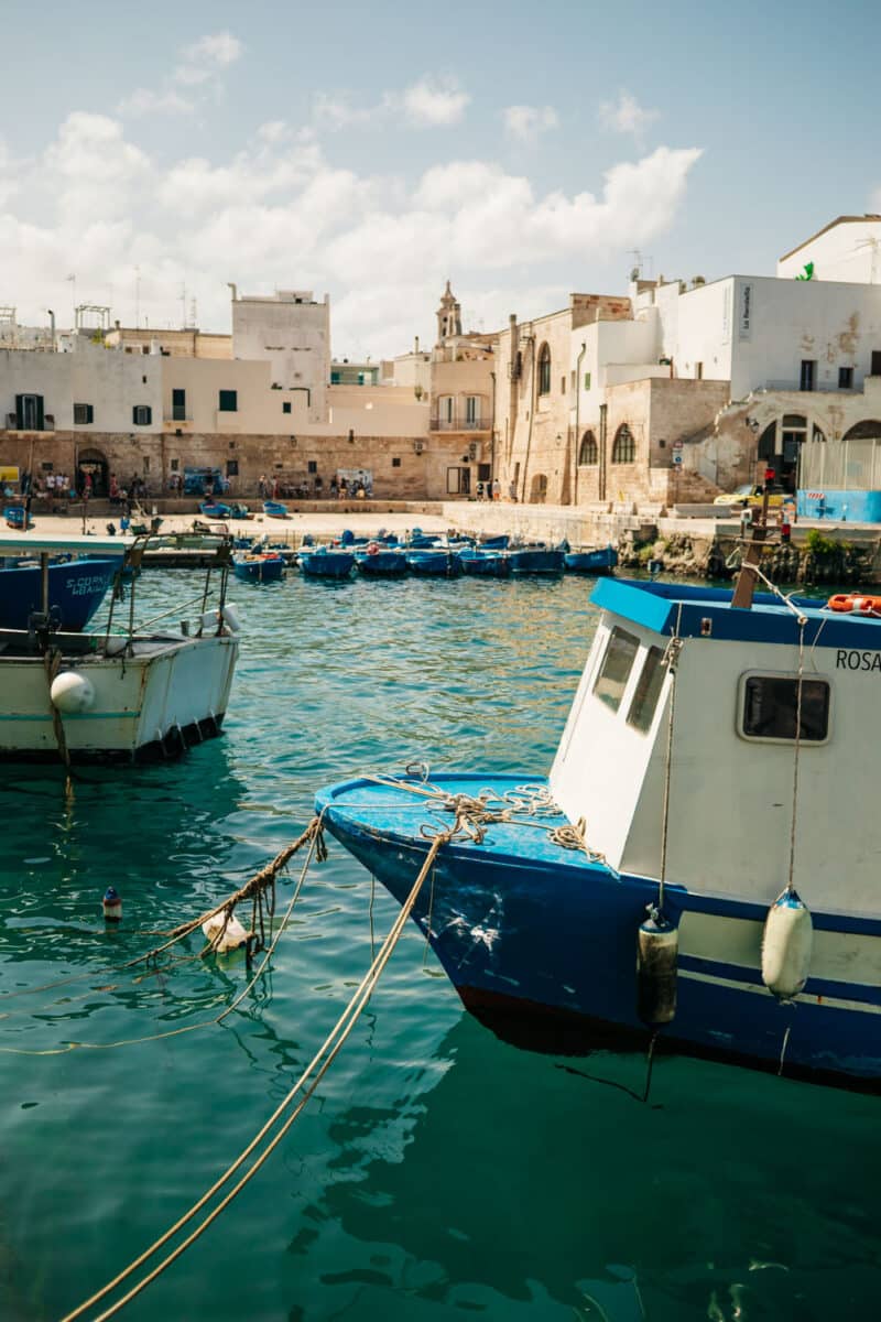 Petit port de Monopoli avec ses barques bleues traditionnelles