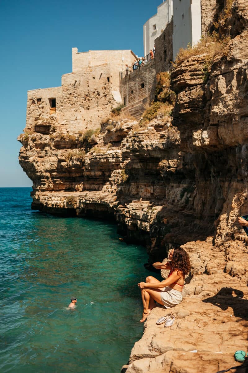 Falaises de Polignano a Mare, vue depuis un point de vue sur la côte