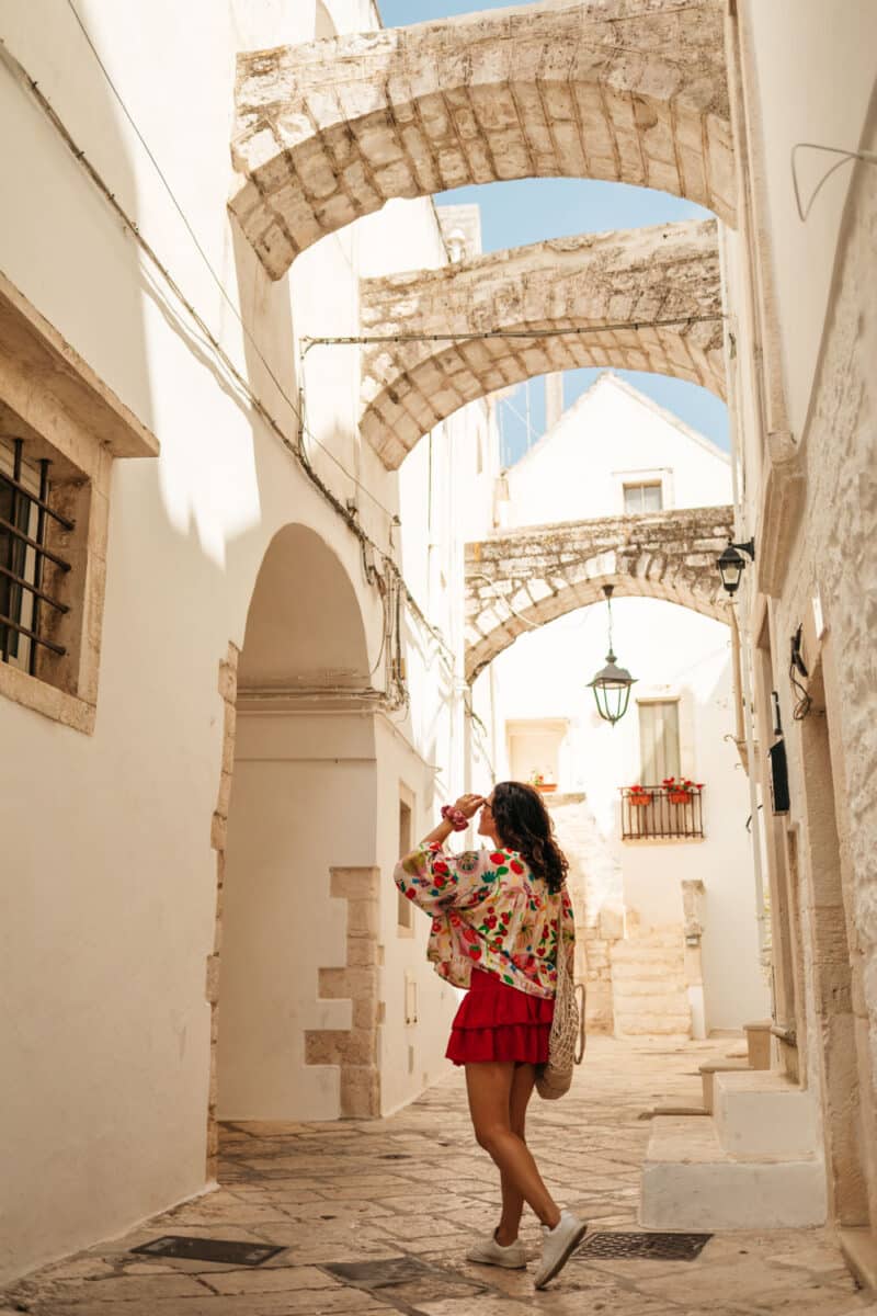 Touriste dans une ruelle du centre historique de Locorotondo, Pouilles