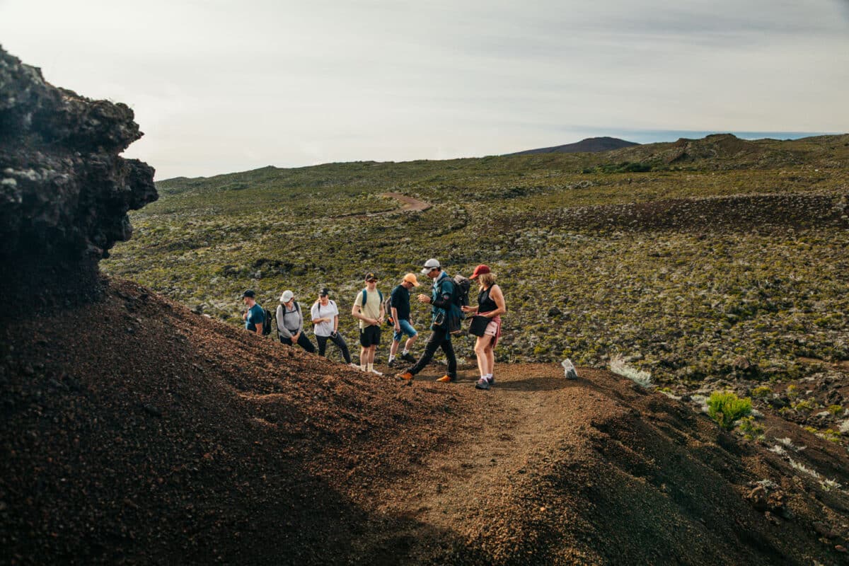 Randonneurs suivant un guide sur un sentier de montagne à La Réunion