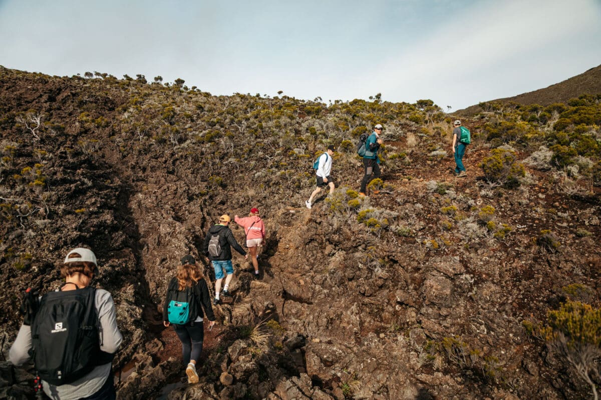 Sentier de randonnée à travers les étendues de scories rouges et noires de la plaine des Sables, à La Réunion