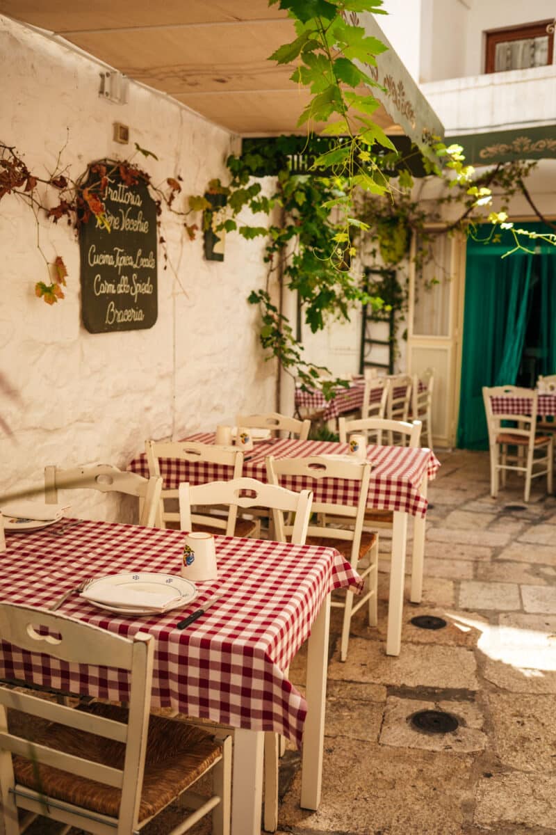 Terrasse de restaurant dans une ruelle de Cisternino, Pouilles