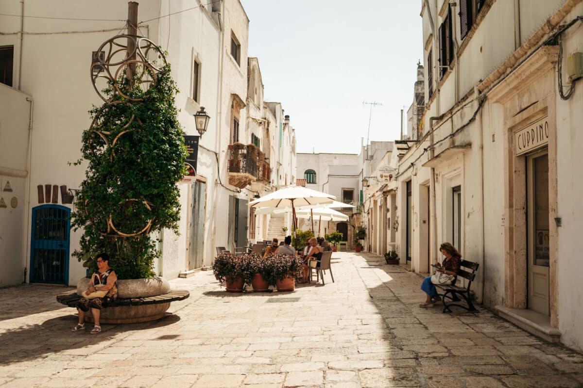 Ruelles blanches caractéristiques du village de Cisternino, dans les Pouilles