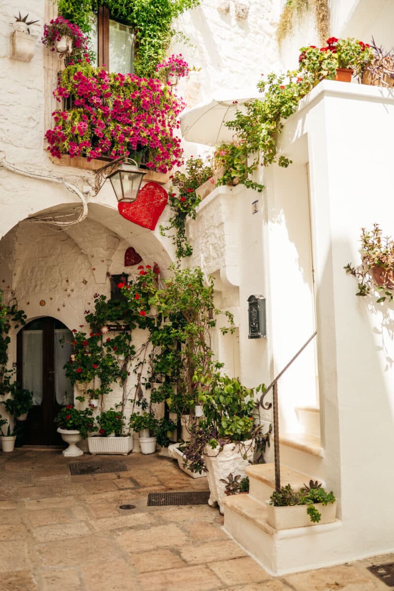 Ruelles blanches du village de Cisternino, dans les Pouilles