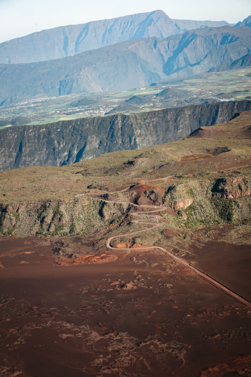 Enclos Fouqué et coulées de lave du Piton de la Fournaise vus depuis un hélicoptère