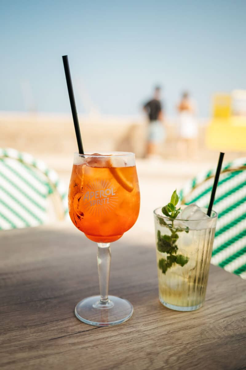 Spritz à l'apéritif dans la cour de la masseria, Pouilles