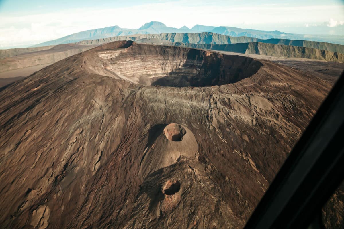 Vue aérienne du Piton de la Fournaise et de son cratère depuis un hélicoptère