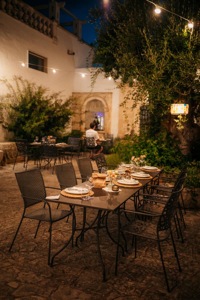 Table dressée pour le dîner dans la cour de la Masseria Don Sante, Pouilles