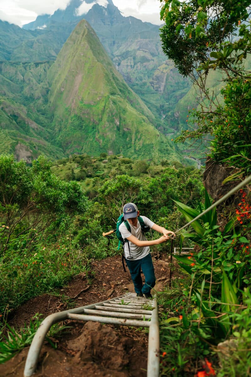 Sentier de randonnée en montagne à La Réunion, entre crêtes et végétation tropicale