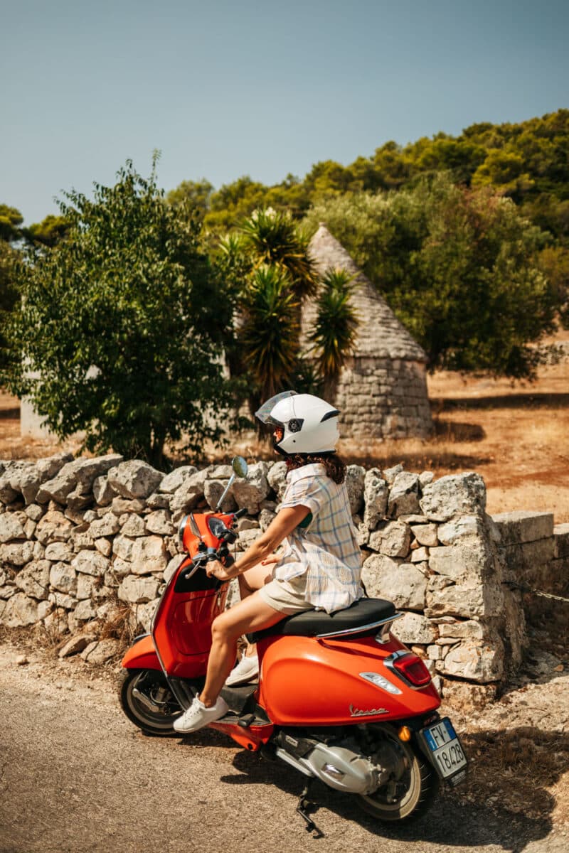 Vespa garée devant un trullo traditionnel pendant le Vespa Trip dans les Pouilles