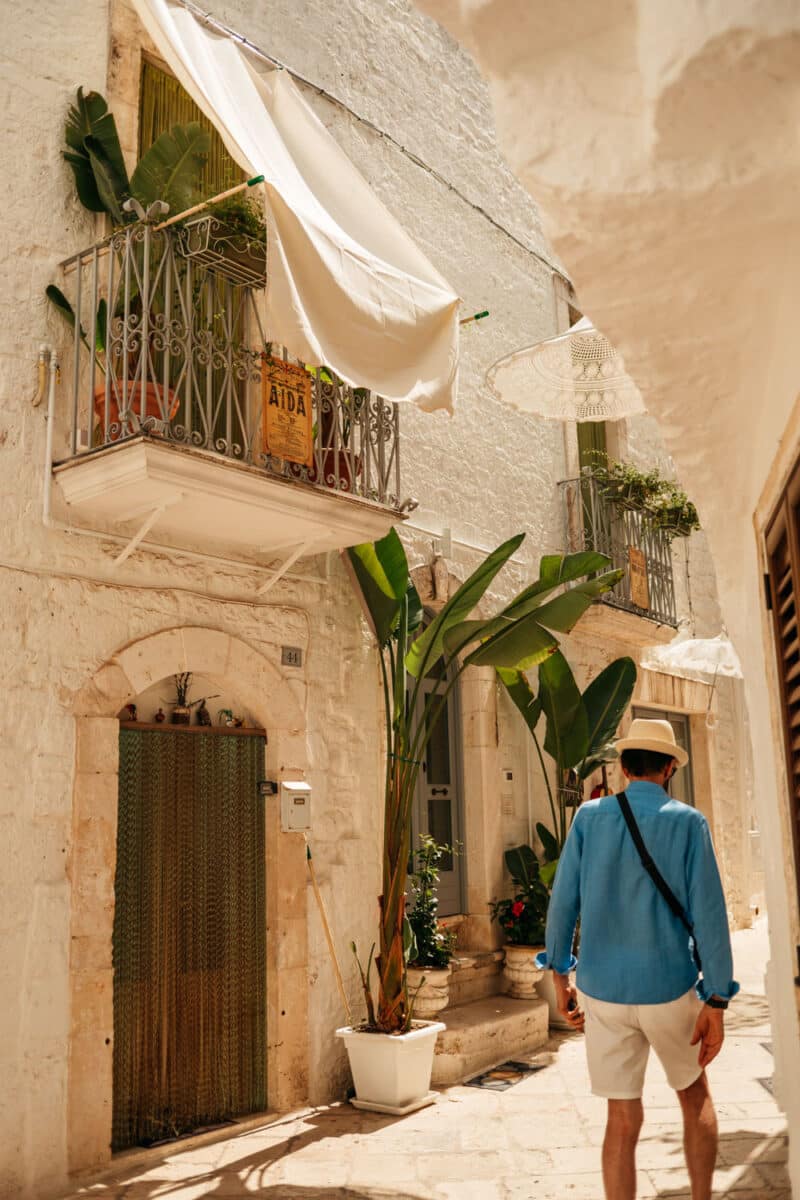Ruelle blanche du centre historique de Locorotondo, à visiter dans les Pouilles