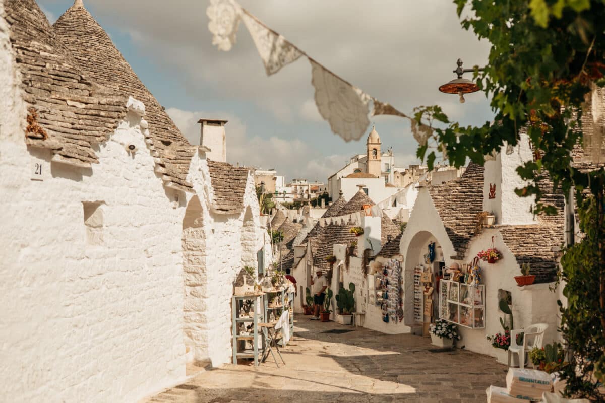 Rue bordée de trulli à visiter à Alberobello, dans les Pouilles