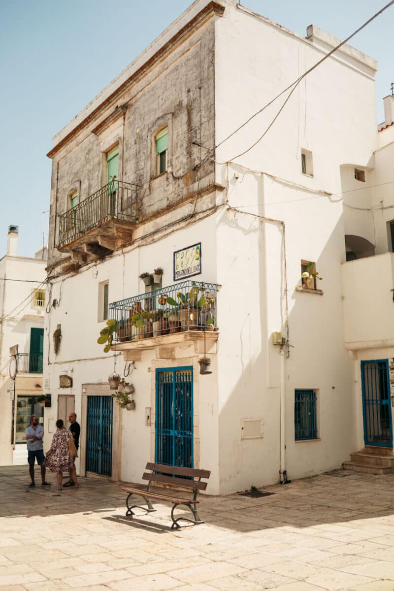 Ruelle blanche du village de Cisternino, à visiter dans les Pouilles