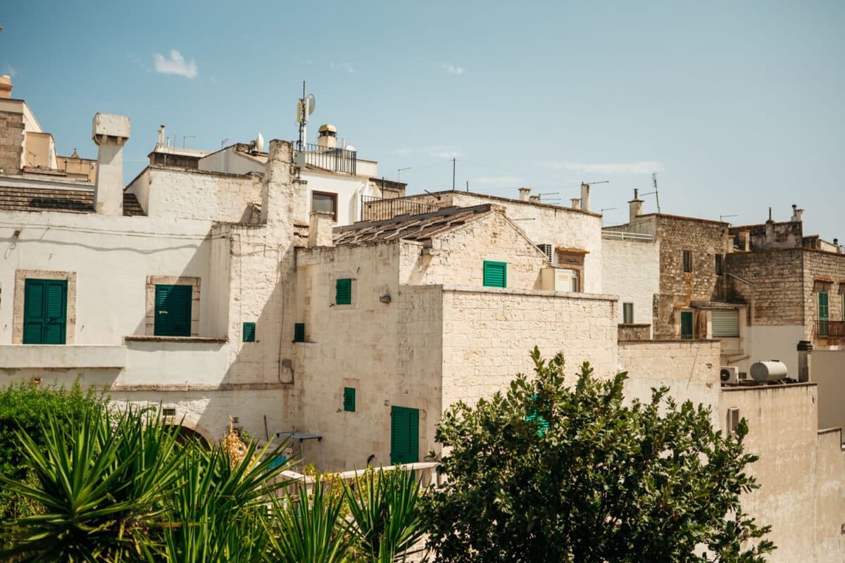 Ruelle ensoleillée d'un village des Pouilles en plein mois de septembre