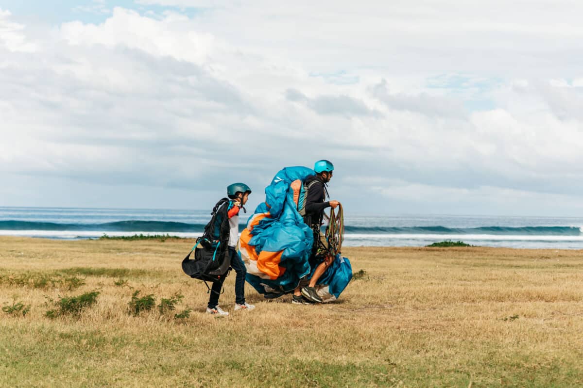 Vue sur la côte ouest et le littoral de Saint-Leu depuis un parapente en vol