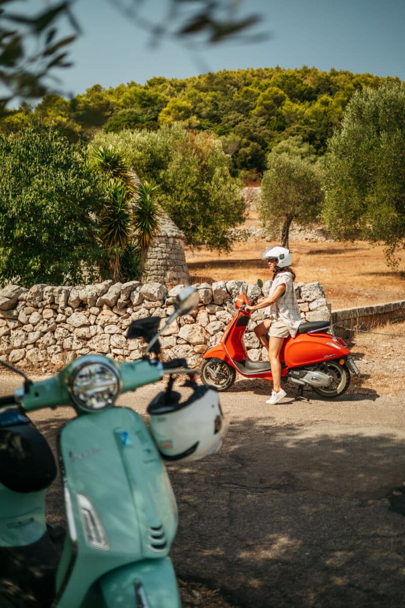 Trajet en Vespa sur une route de campagne, voyage dans les Pouilles